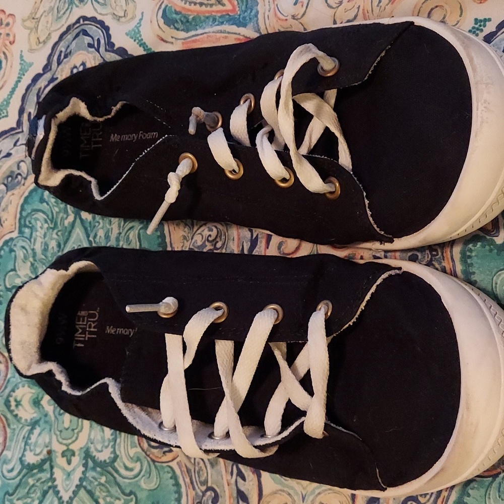 Sneakers 9.5 wide EUC